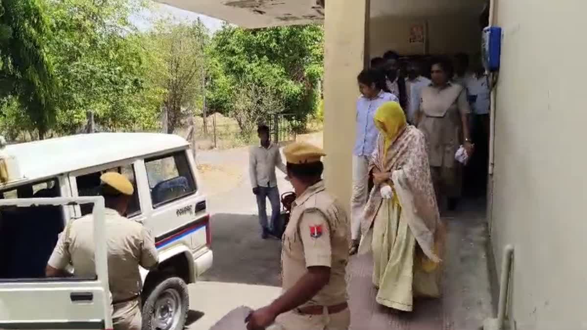 पुलिस ने आरोपी पत्नी को कोर्ट में पेश किया