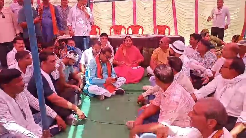 फैक्ट्री को शुरू करने की मांग करते मजदूर और स्थानीय लोग