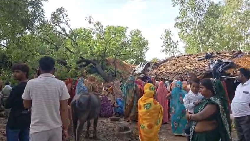 घटनास्थल पर जुटी भीड़.