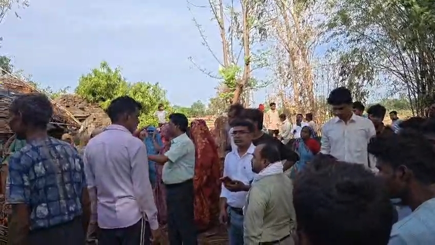 मौके पहुंचे प्रशासनिक अधिकारी.