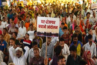 झुग्गीवासियों के समर्थन में उतरी AAP को कांग्रेस ने घेरा