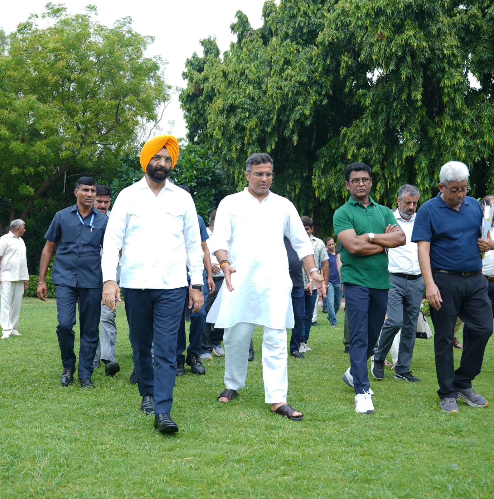 पर्यावरण मंत्री मनजिंदर सिंह सिरसा और लोक निर्माण विभाग मंत्री प्रवेश साहिब सिंह ने आज नेहरू पार्क का दौरा किया.