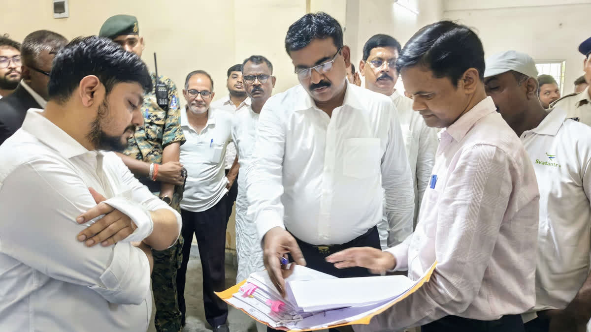 धनबाद में मुख्य निर्वाचन पदाधिकारी का दौरा, ईवीएम सुरक्षा और मतदाता सूची पुनरीक्षण की समीक्षा की SIR in Dhanbad