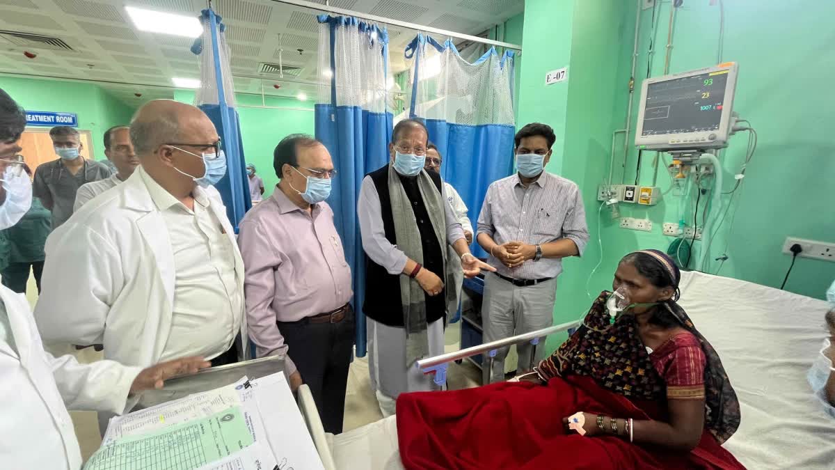 Finance Minister Radhakrishna Kishore arrived at RIMS Trauma Center to inquire about condition of patients in Ranchi