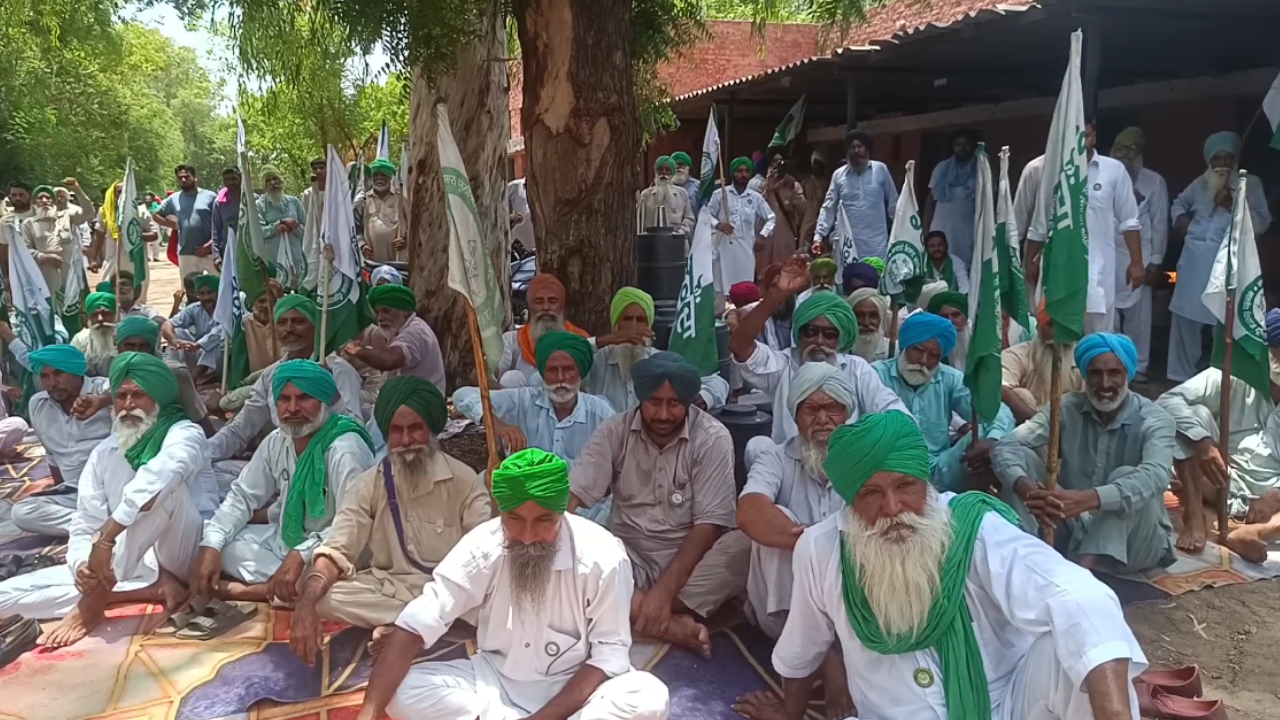 Farmers upset with power cuts staged a protest