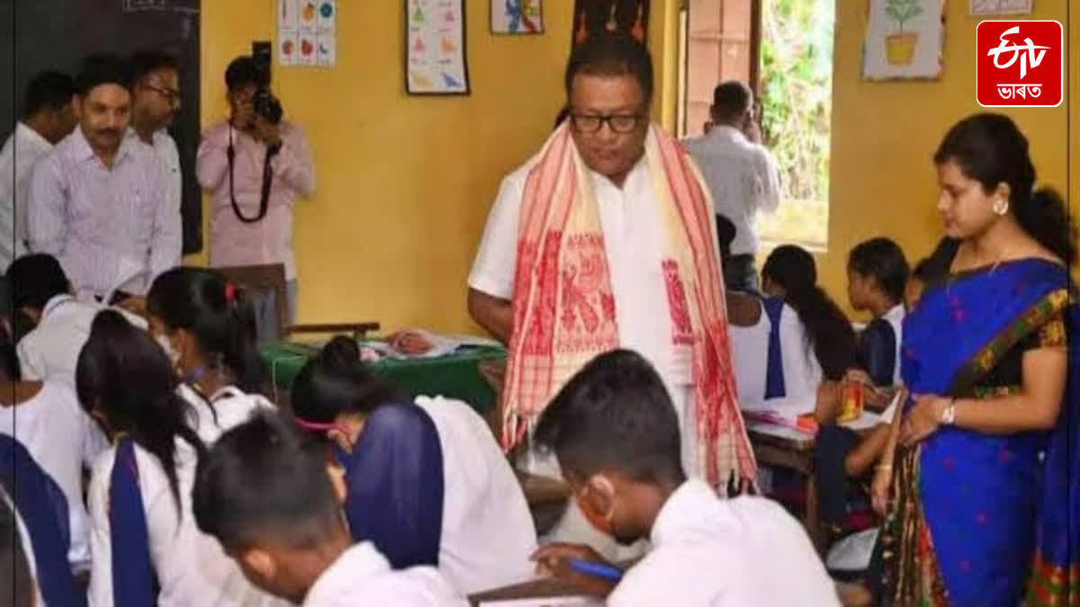 The number of students of government schools has decreased more than two and half lakh in two years