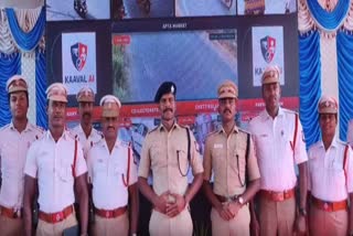 நிகழ்ச்சியில் எஸ்.பி உடன் போக்குவரத்து காவலர்கள்