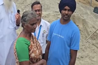 Mother's love that has overcome time! Mother meets son after 23 years