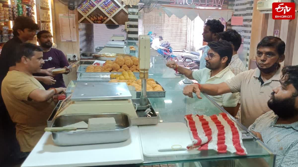 मिठाईयों के दाम बढ़े, फिर भी जमकर खरीदारी.