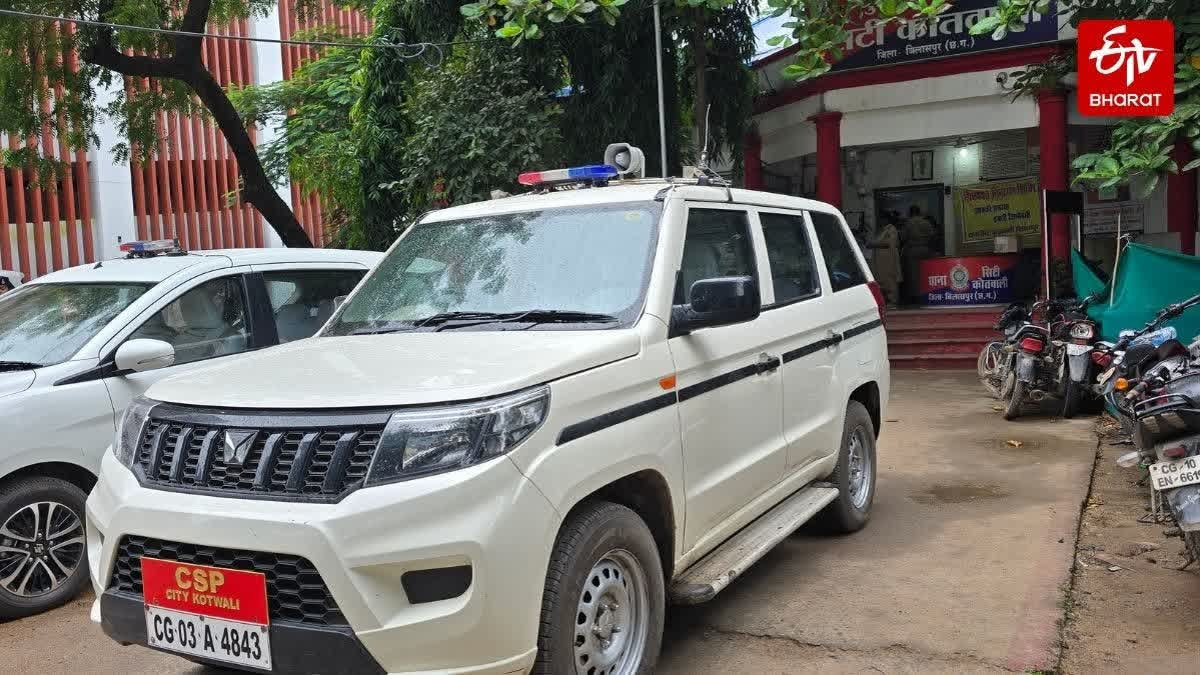 Several Injured Including Policemen in Bilaspur, As A Private Matter Between Two Groups Escalates Into Full-Fledged Violence of Stone Pelting The dispute between two people in Khaparganj of City Kotwali police station area took a violent turn late on Friday night. The dispute started with two groups shouted slogans and called slurs against each other, which within a short time escalated into a physical fight and members pelted stones against each other prompting teams from many police stations were deployed at various locations to bring the situation under control.