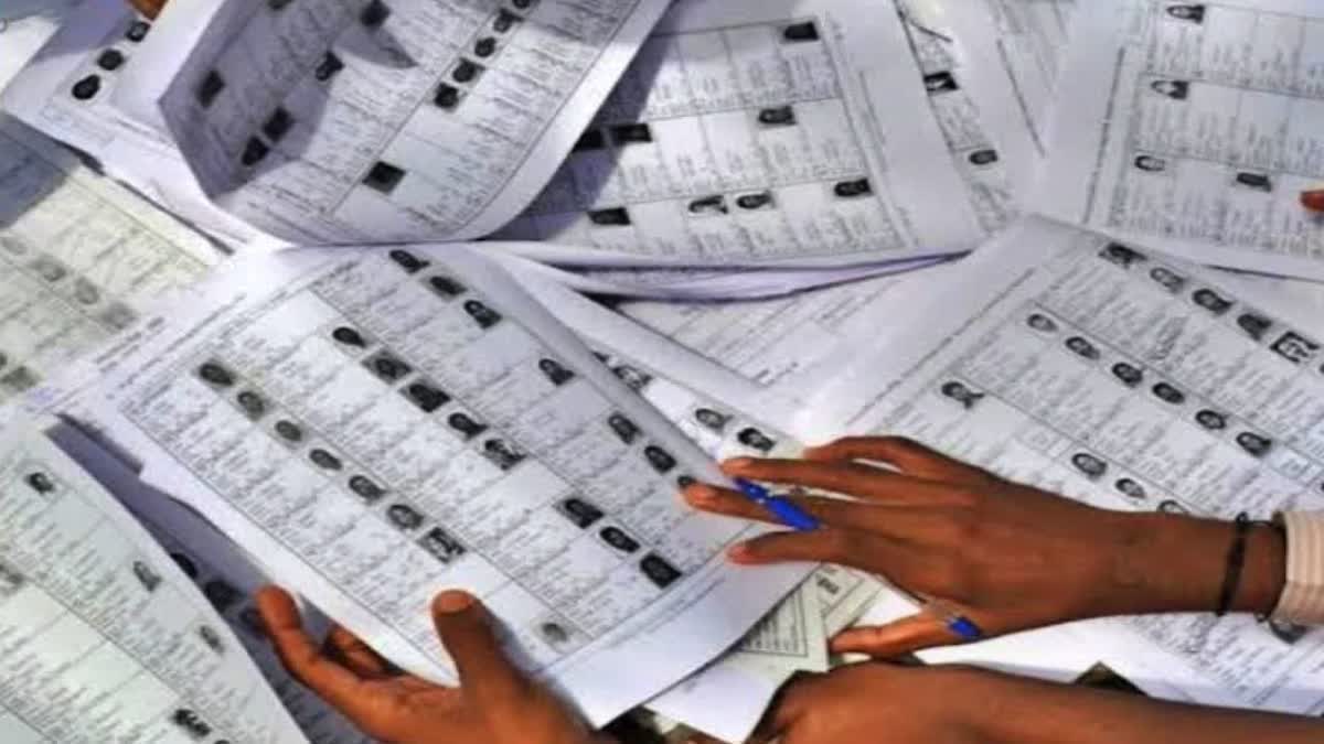 مہاراشٹر: بی جے پی کارکن 3,404 ایس آئی آر فارم کی فوٹو کاپی کرتے ہوئے پکڑا گیا