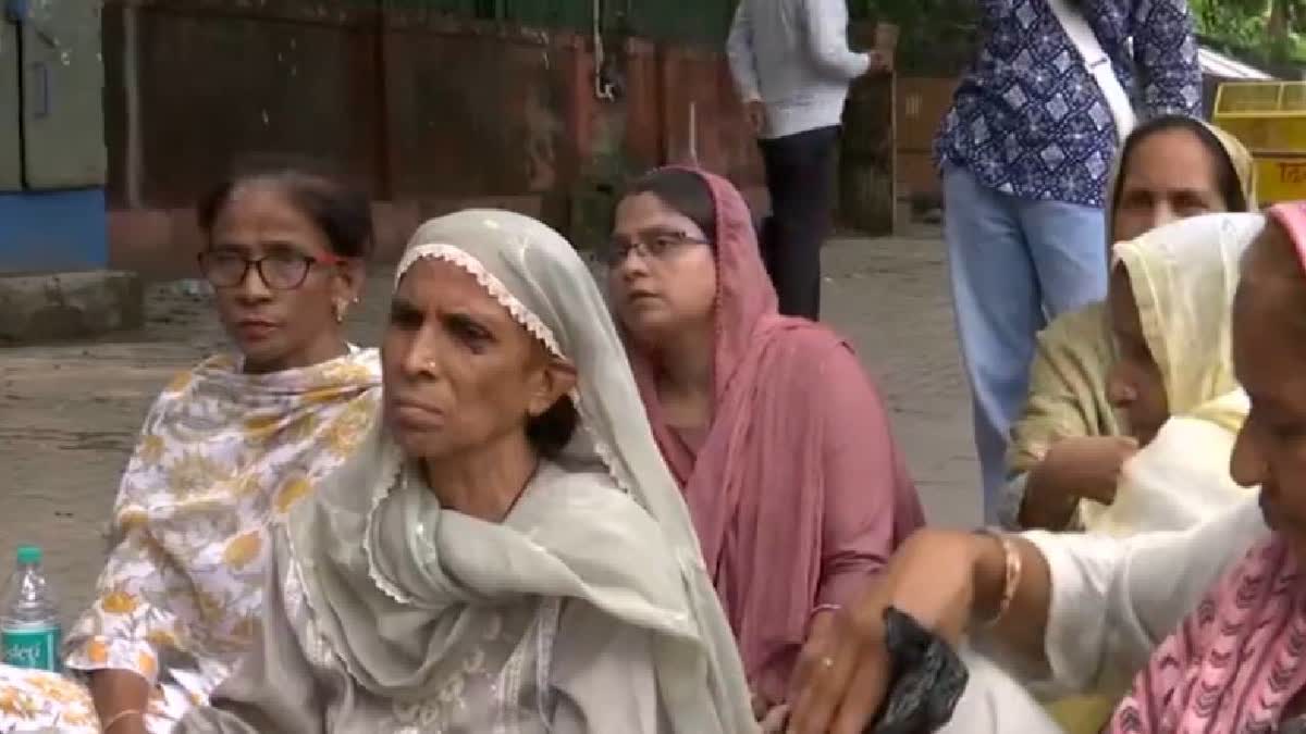 بلڈوزر کارروائی کا خوف: دہلی کی خواتین راہل گاندھی کو راکھی باندھنے پہنچ گئیں، مدد کی اپیل