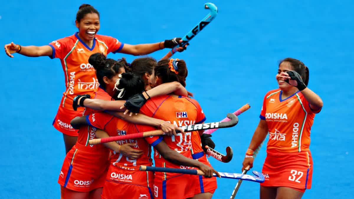 CASH PRIZE FOR WOMEN HOCKEY TEAM
