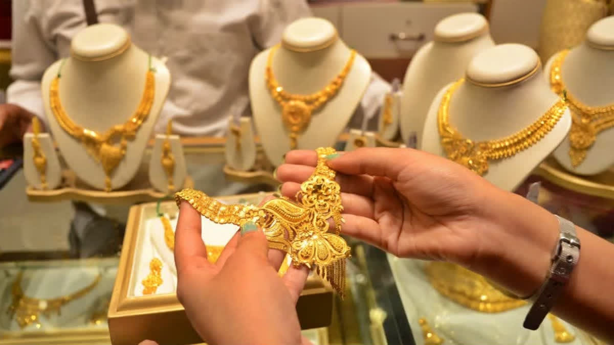 سونے کی قیمت میں 3,300 روپے کی کمی، مسلسل تیسرے روز بڑی گراوٹ