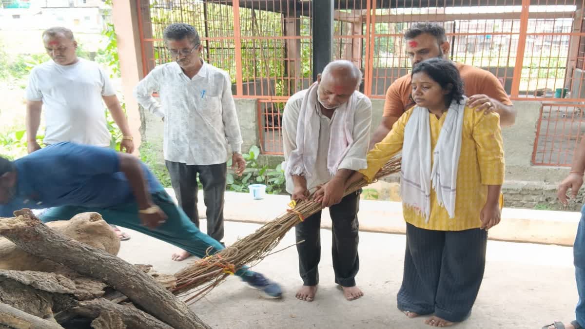 Burhanpur mother last rites by daughter