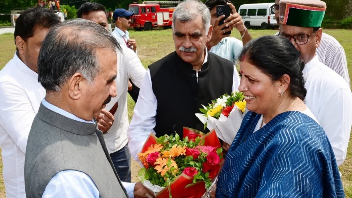 सीएम को फूलों का गुलदस्ता देकर स्वागत करती विधायक कमलेश ठाकुर