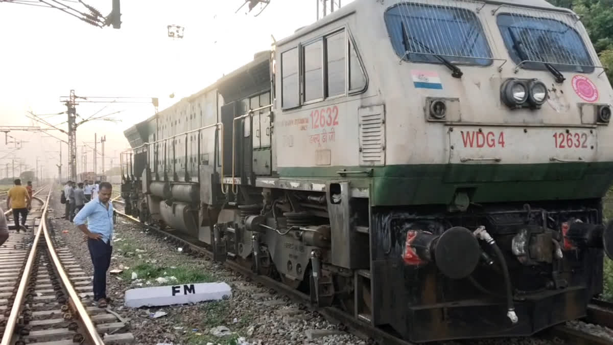 தடம் புரண்ட ரயில் இன்ஜின்