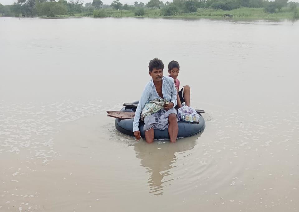 विरमा नदी में ट्यूब के सहारे जिंदगी.