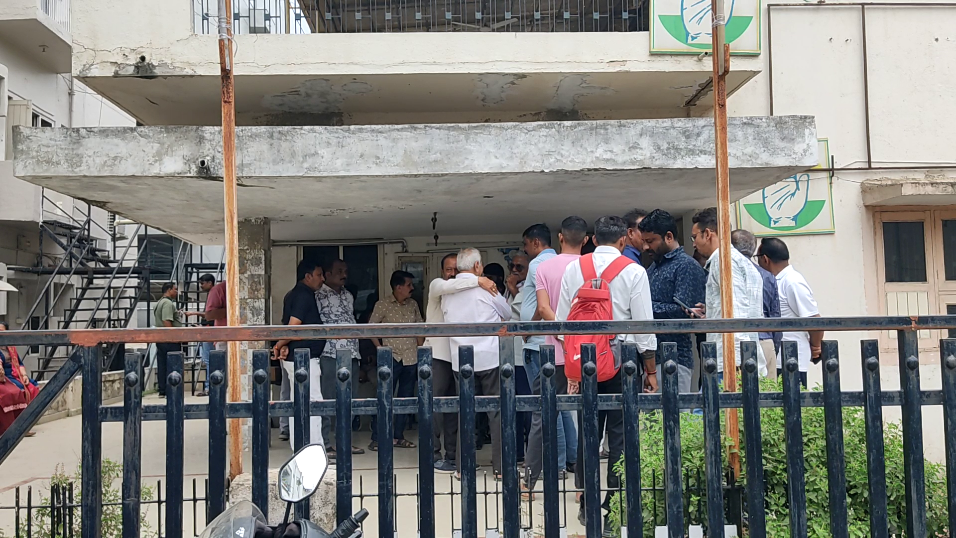 ગાંધીનગરના કોંગ્રેસ કાર્યાલયે કાર્યકર્તાઓનો જમાવડો