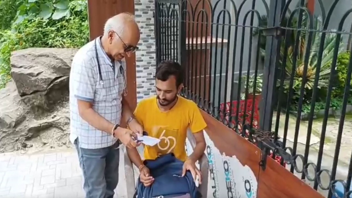आज भी मरीजों का निशुल्क इलाज करते हैं डॉ. राजेंद्र कंवर