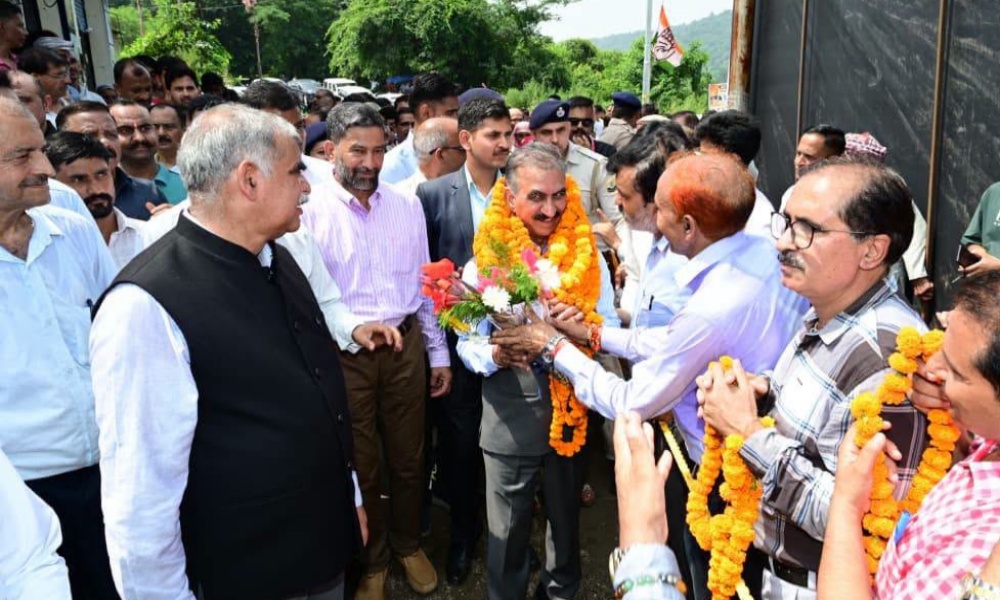बड्डल थोर हेलीपैड पर CM सुक्खू का गर्मजोशी से स्वागत करते स्थानीय लोग