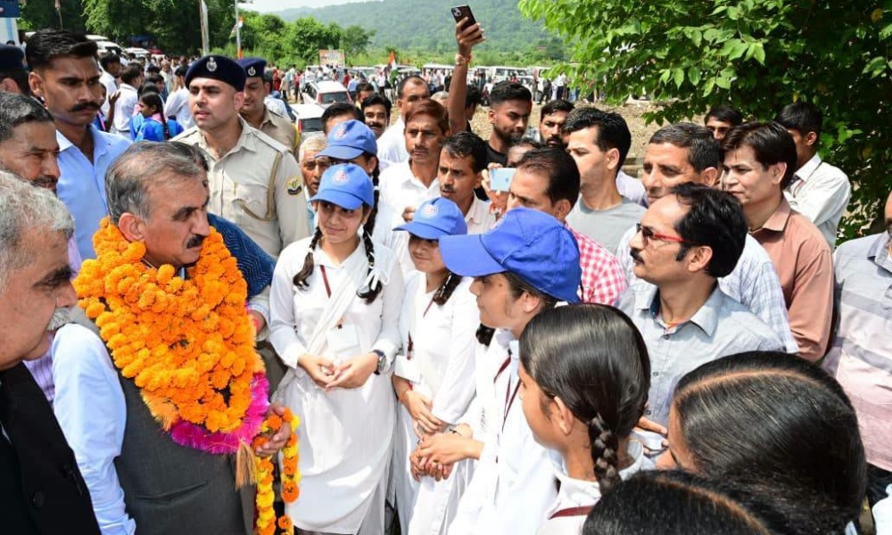 स्कूलों बच्चों से बात करते हुए मुख्यमंत्री