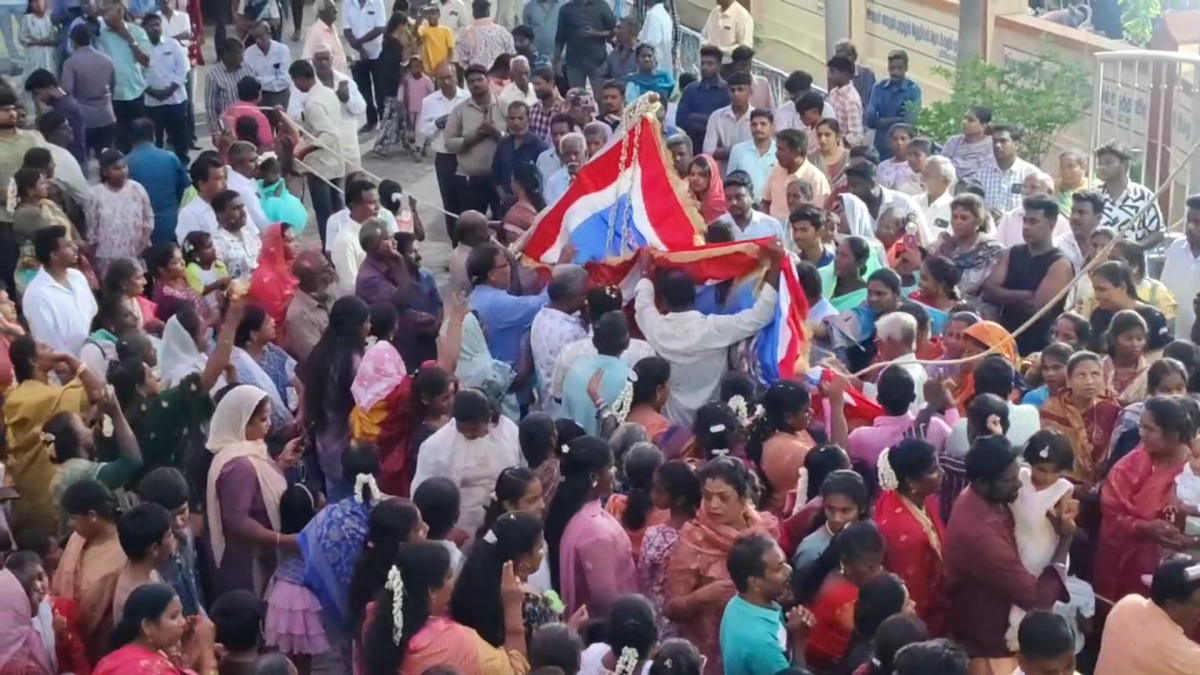 மாதா உருவம் பதித்த கொடியை பக்தியுடன் தொட்டு பார்த்த கிறிஸ்தவர்கள்