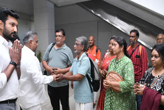 அமைச்சர் ஆனந்தின் கையைப் பிடித்து நன்றி தெரிவிக்கும் முதியவர்