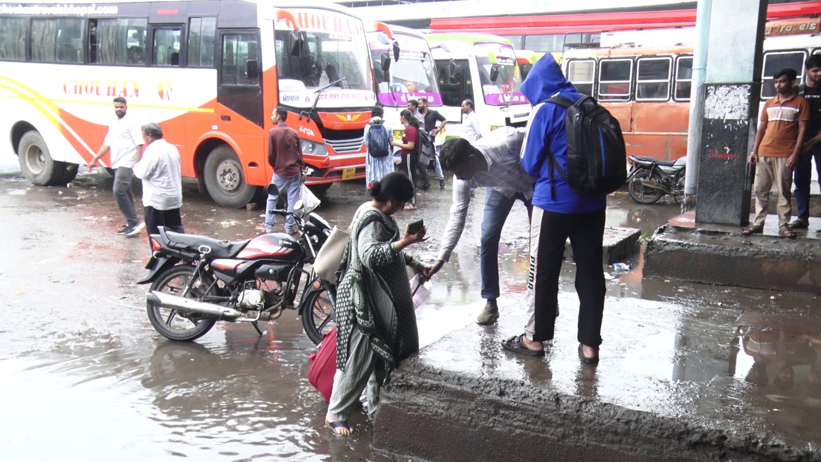 bhopal bus stand mud and Flith