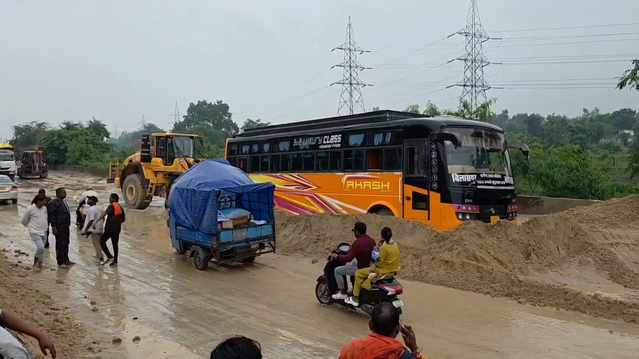 Mud on the road of Korba
