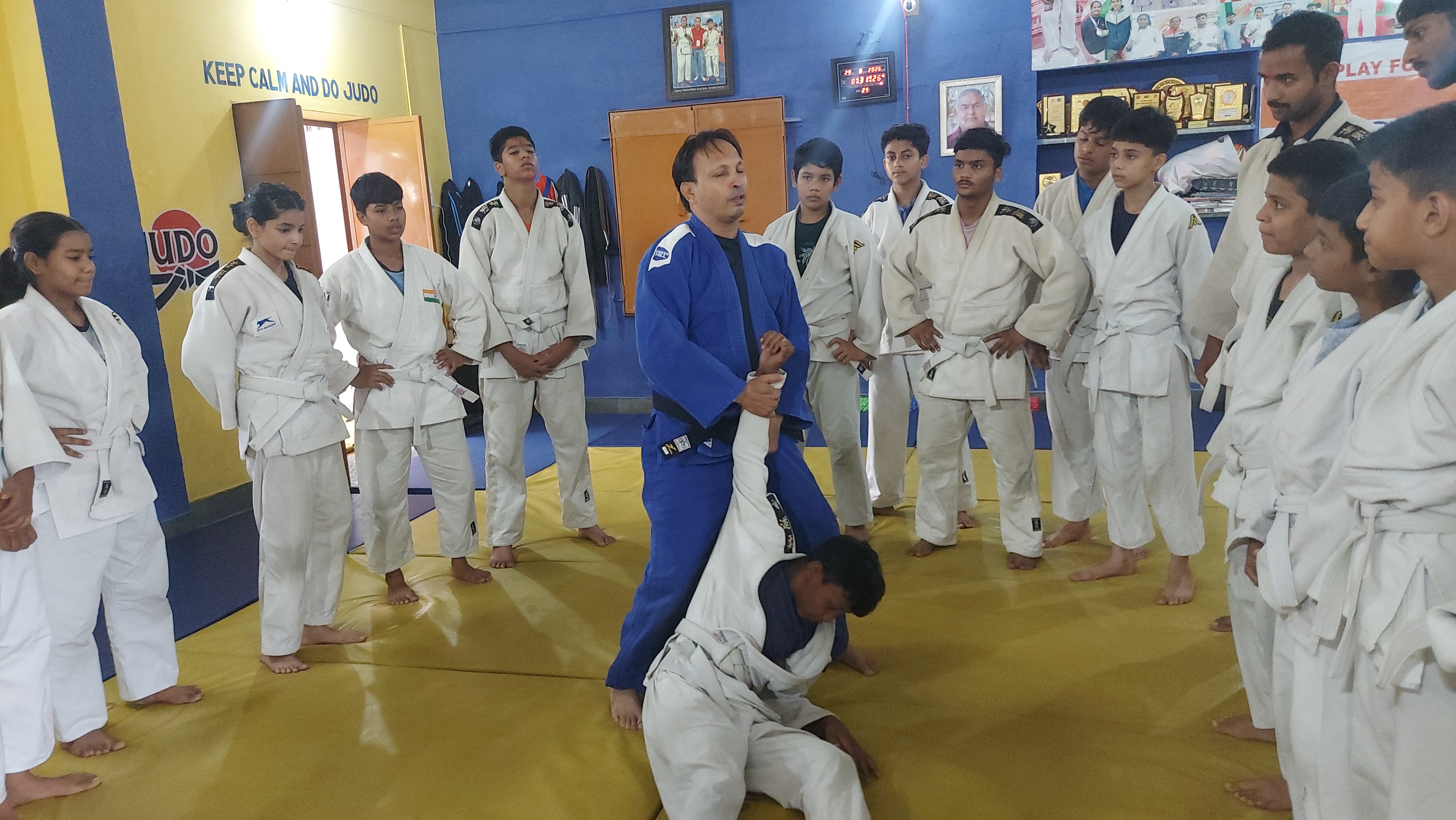 स्कूल की ड्यूटी के बाद सुशील देते हैं ट्रेनिंग