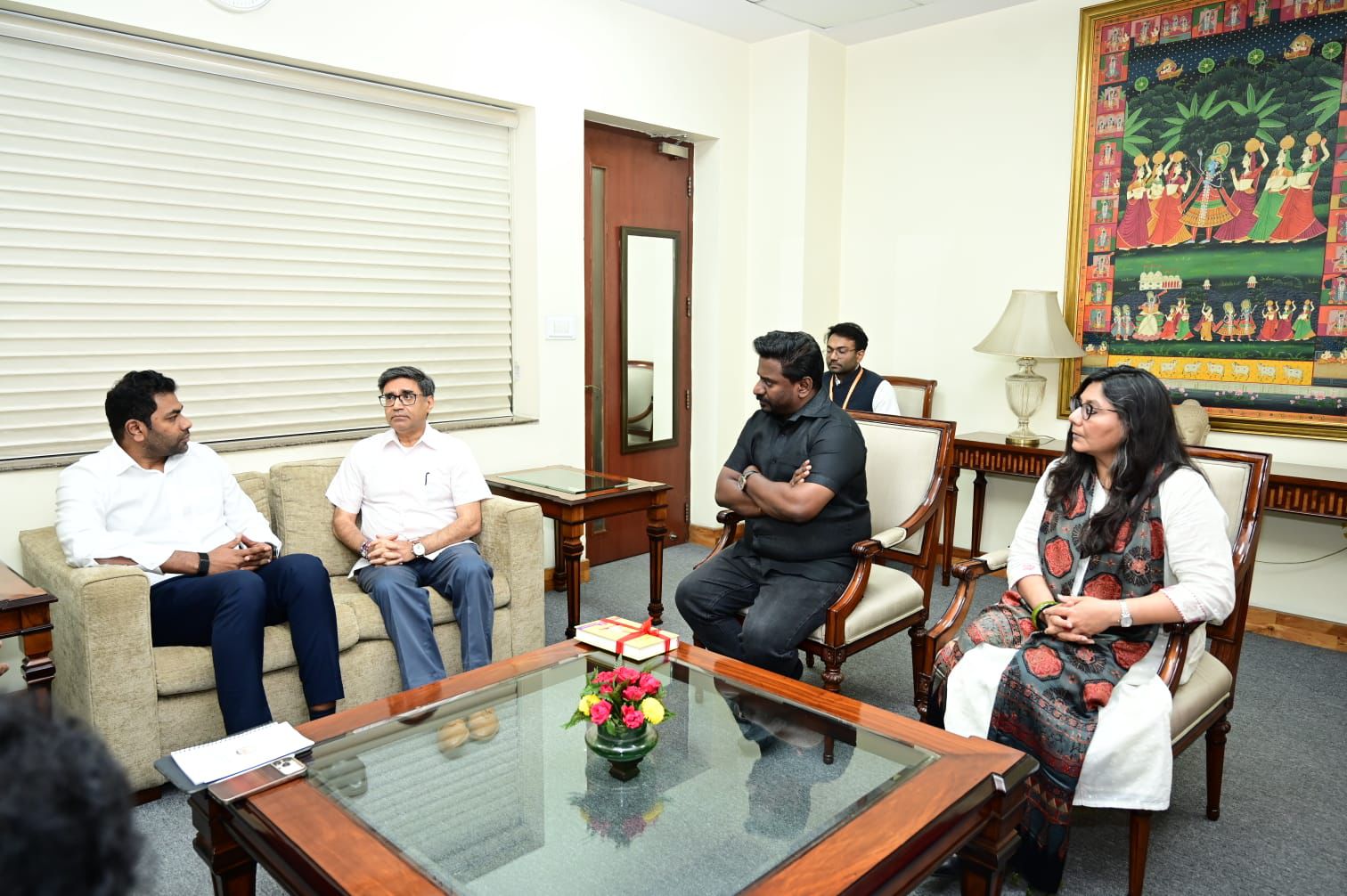 மத்திய வெளியுறவுத்துறைச் செயலாளருடன் தமிழ்நாடு அமைச்சர்கள் சந்திப்பு
