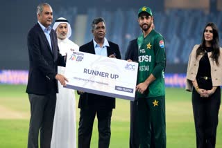 Pakistan Captain Salman Ali Agha throw price money cheque