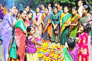 బతుకమ్మ ఆడుతున్న మహిళలు, చిన్నారులు