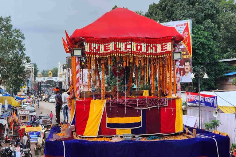 बस्तर दशहरा की अनूठी रस्म, विशालकाय फूल रथ की परिक्रमा, फूलों से सजाया जाता  दो मंजिला रथ