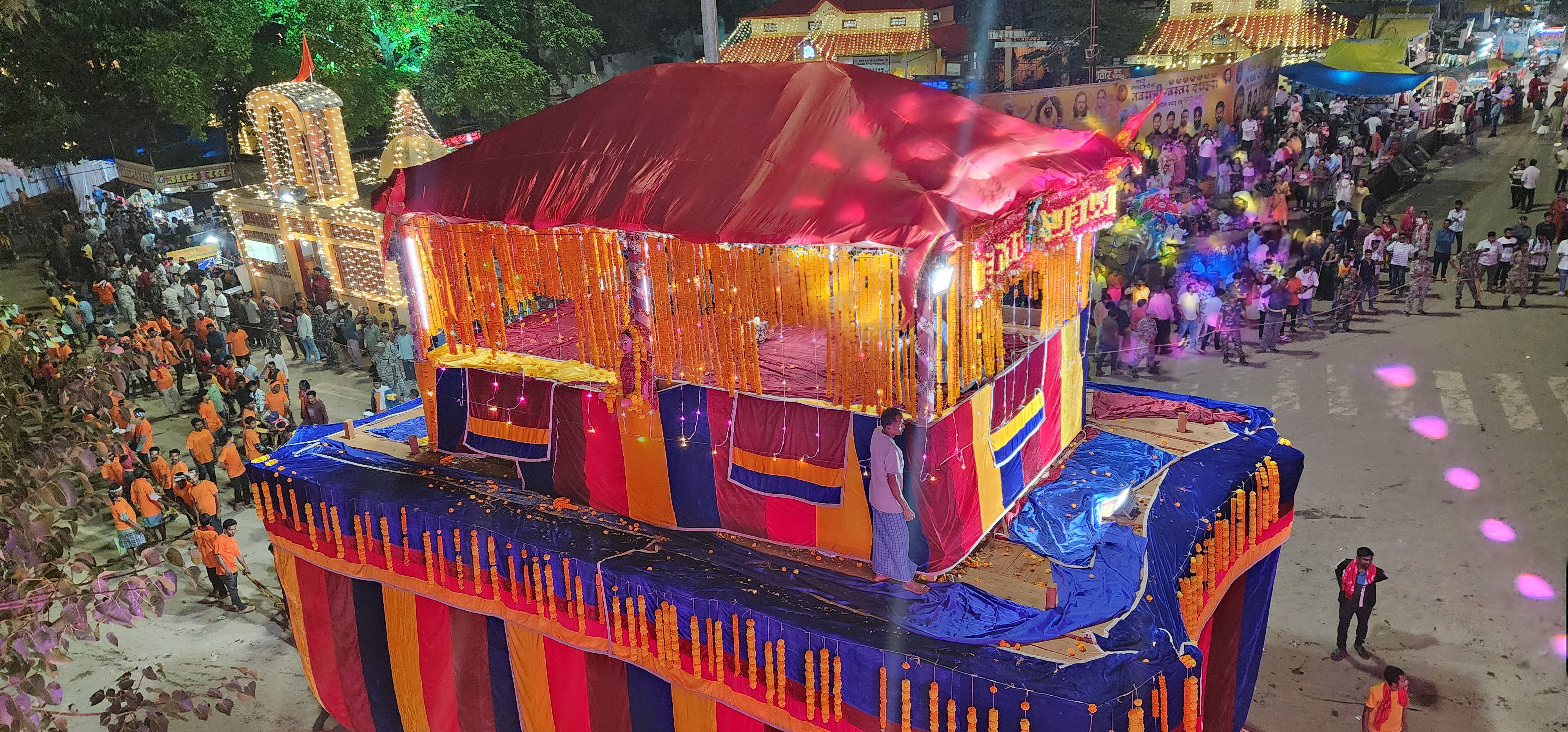 बस्तर दशहरा की अनूठी रस्म, विशालकाय फूल रथ की परिक्रमा, फूलों से सजाया जाता दो मंजिला रथ