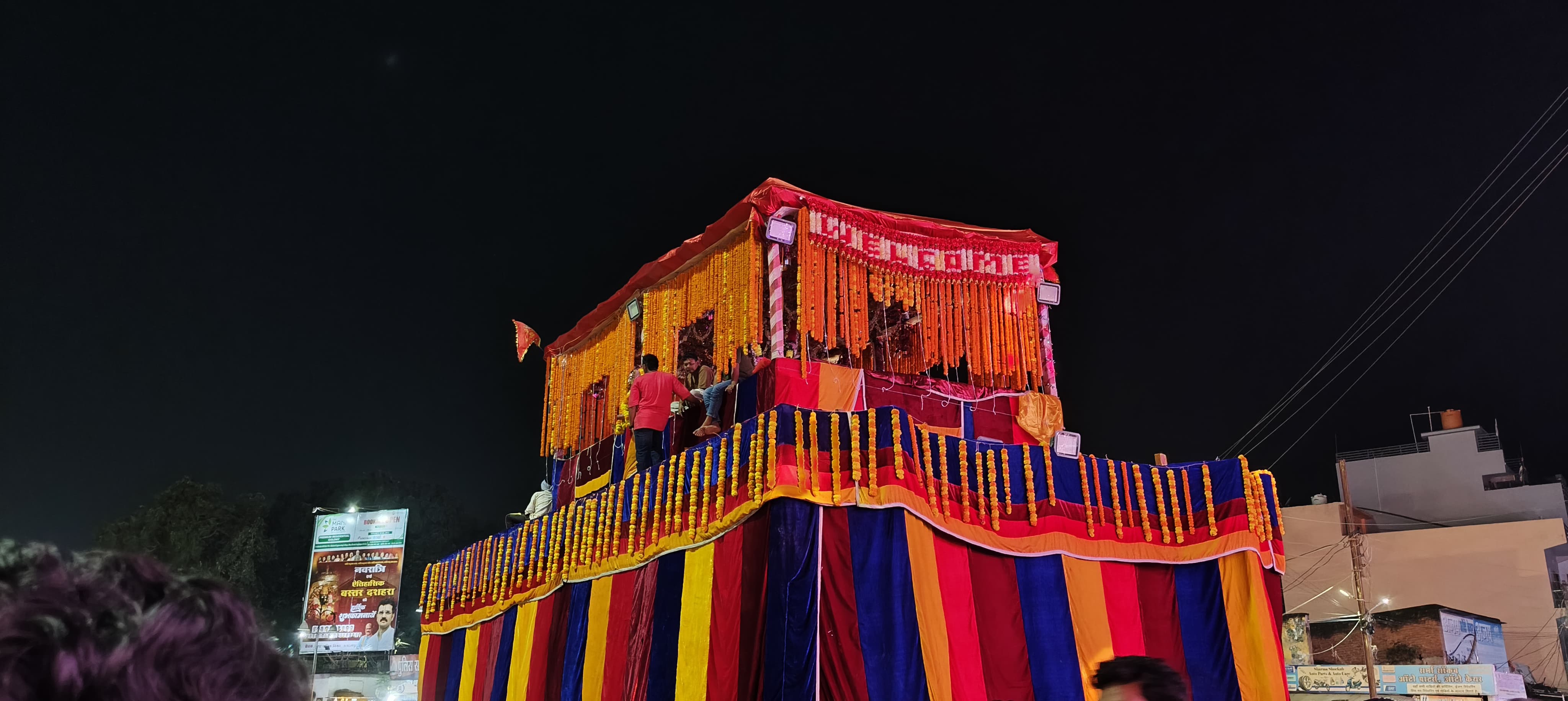 बस्तर दशहरा की अनूठी रस्म, विशालकाय फूल रथ की परिक्रमा, फूलों से सजाया जाता  दो मंजिला रथ