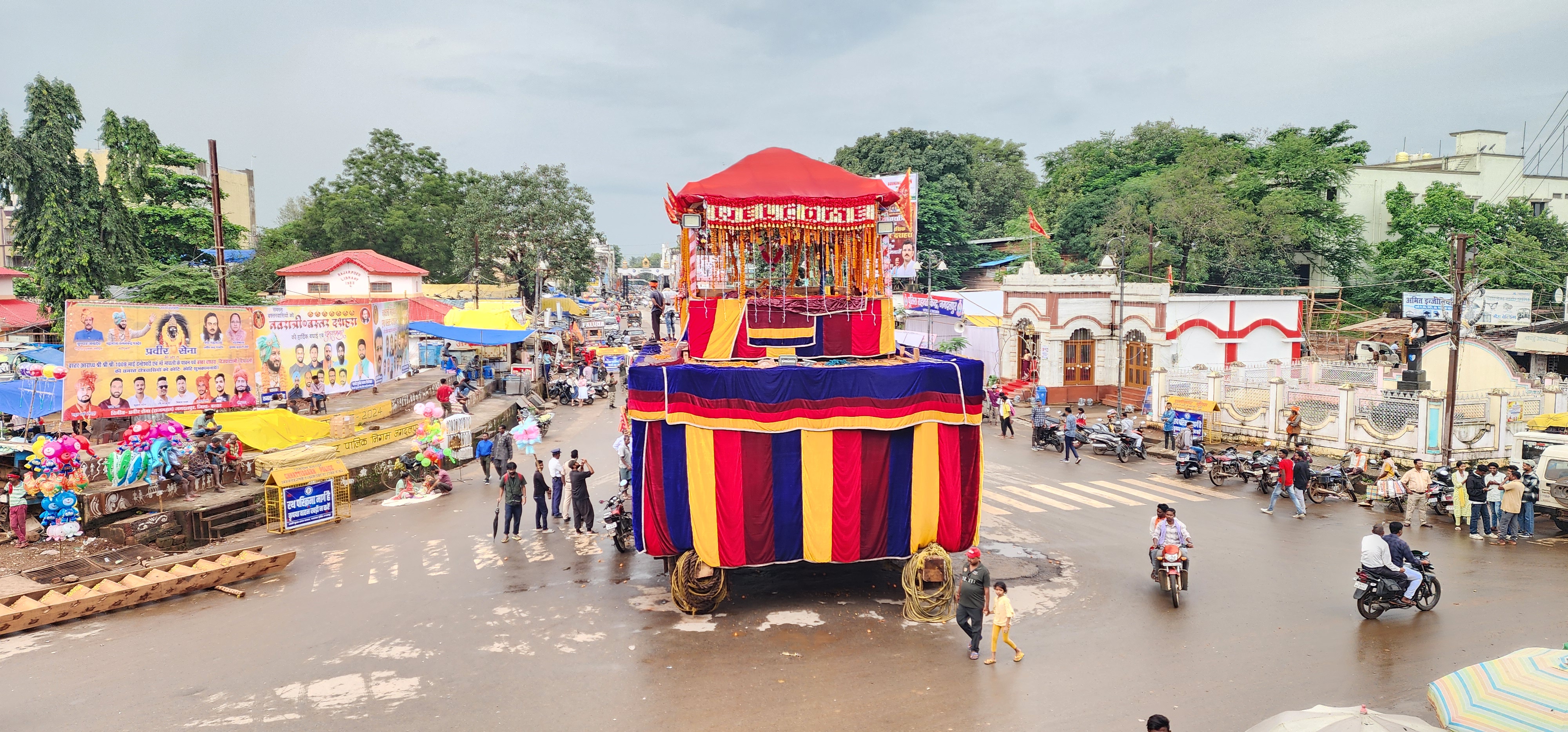 बस्तर दशहरा की अनूठी रस्म, विशालकाय फूल रथ की परिक्रमा, फूलों से सजाया जाता दो मंजिला रथ