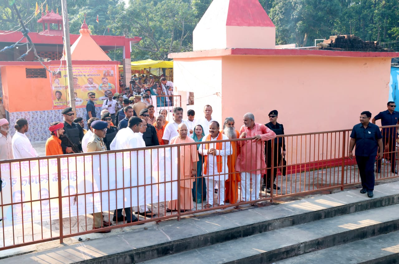 सीएम ने बुढ़िया माई मंदिर कैंपस में बने कुंड का भी जायजा लिया.
