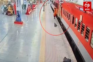 RPSF के जांबाज प्रयागराज एक्सप्रेस के नीचे समाई महिला को खींचकर बचाई सांसें