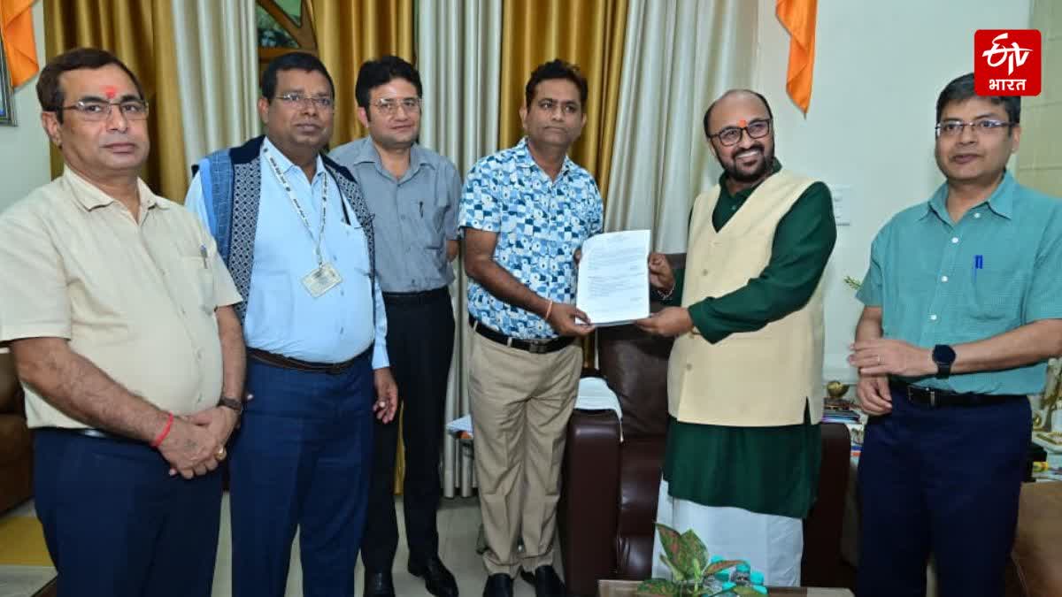 लखनऊ में मंत्री ने सौंपा पत्र.