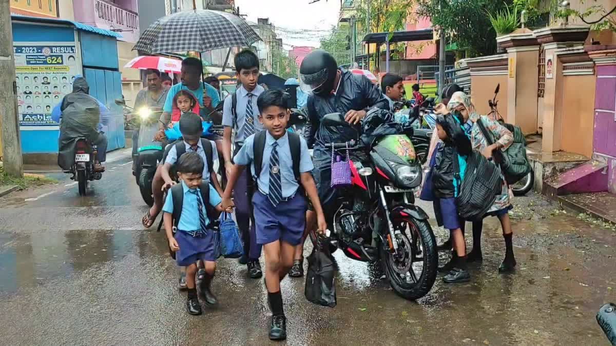 டித்வா புயலால் கனமழை: 9 மாவட்டங்களில் பள்ளிகளுக்கு விடுமுறை