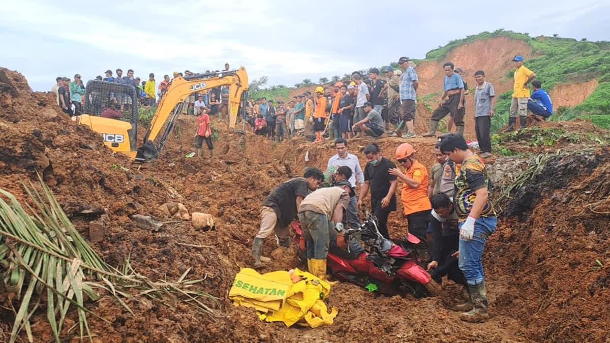 Death Toll From Floods And Landslides On Indonesia's Sumatra Island ...