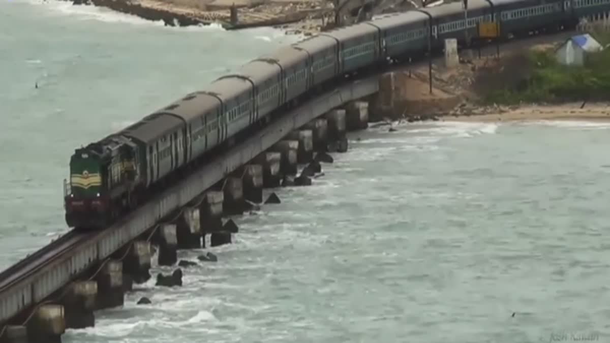 குறைந்த காற்றின் வேகம்... பாம்பன் பாலத்தில் மீண்டும் இயக்கப்படும் ரயில்கள்