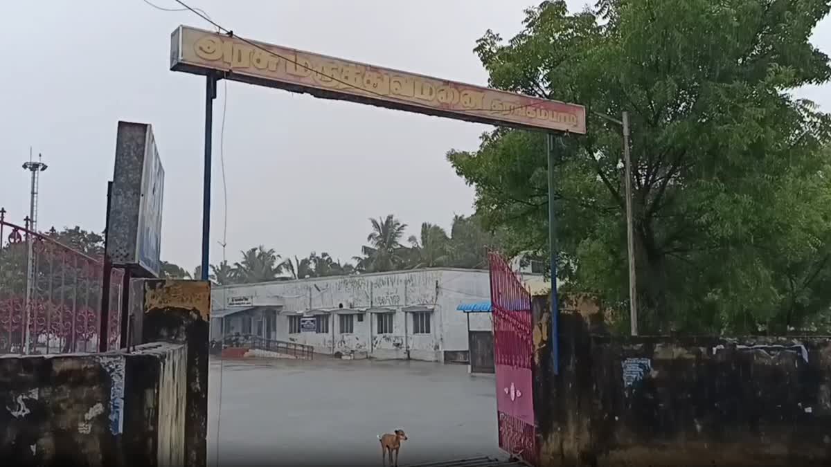 'தரங்கம்பாடியில் 8 அடி உயரத்துக்கு கடல் சீற்றம்' - அரசு மருத்துவமனையில் குளம் போல் தேங்கிய மழைநீர்