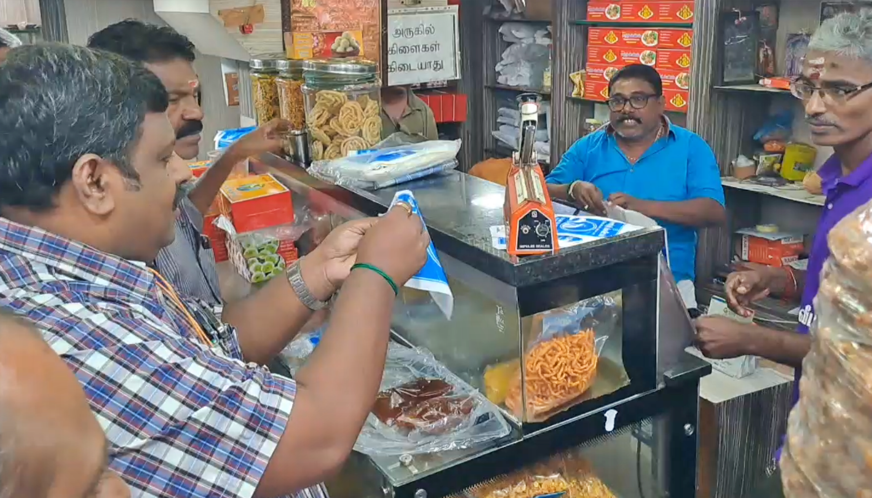 சோதனை செய்த உணவு பாதுகாப்பு துறையினர்