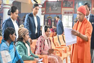 सीएम योगी जनता दर्शन में लोगों की समस्या सुनते हुए.