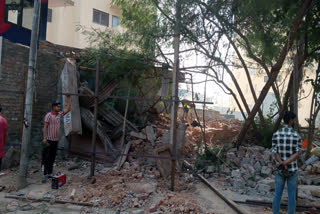 दिल्ली के करोल बाग में बुलडोजर