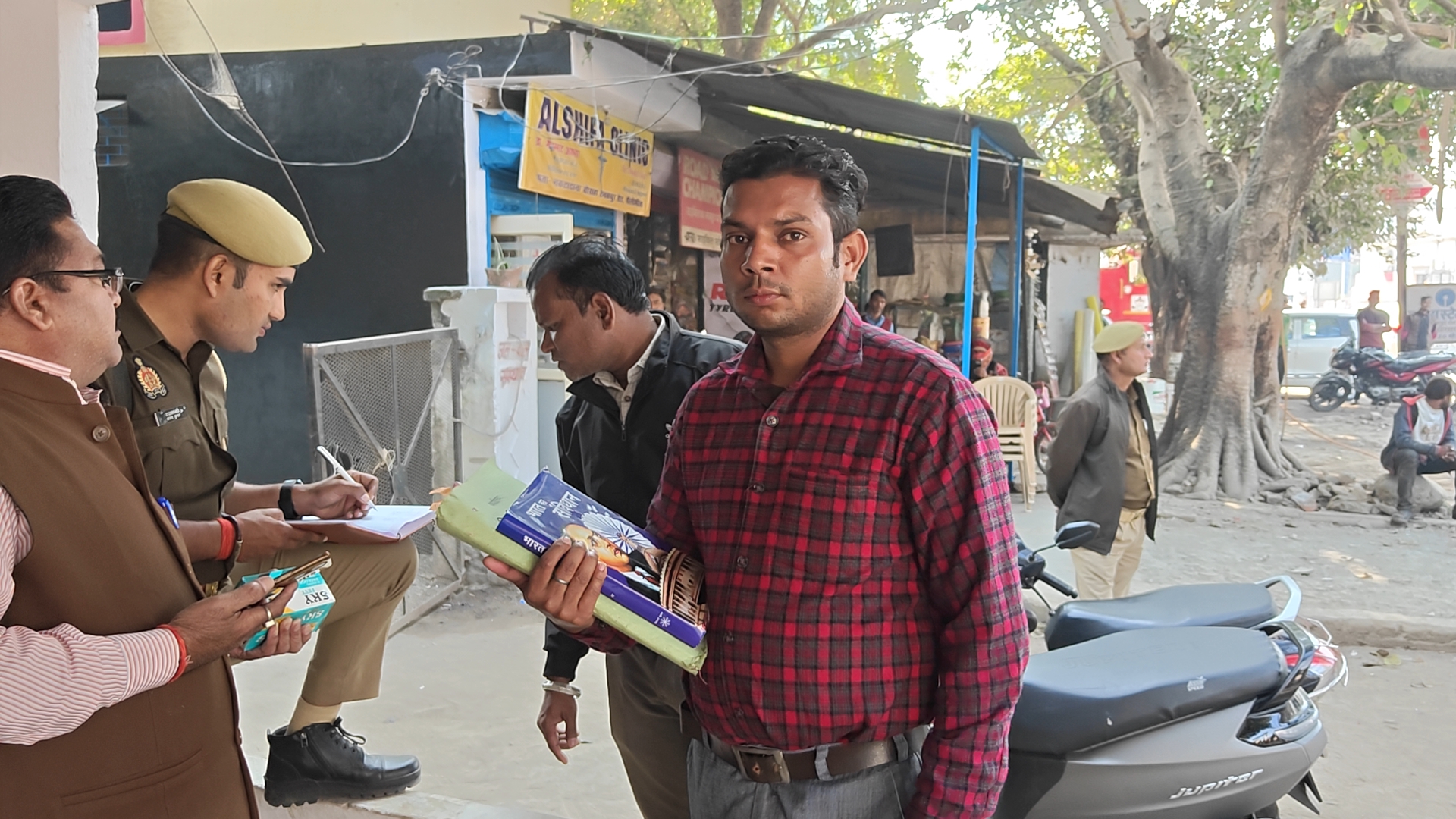 आवास खाली कराने की कार्रवाई करती पुलिस.