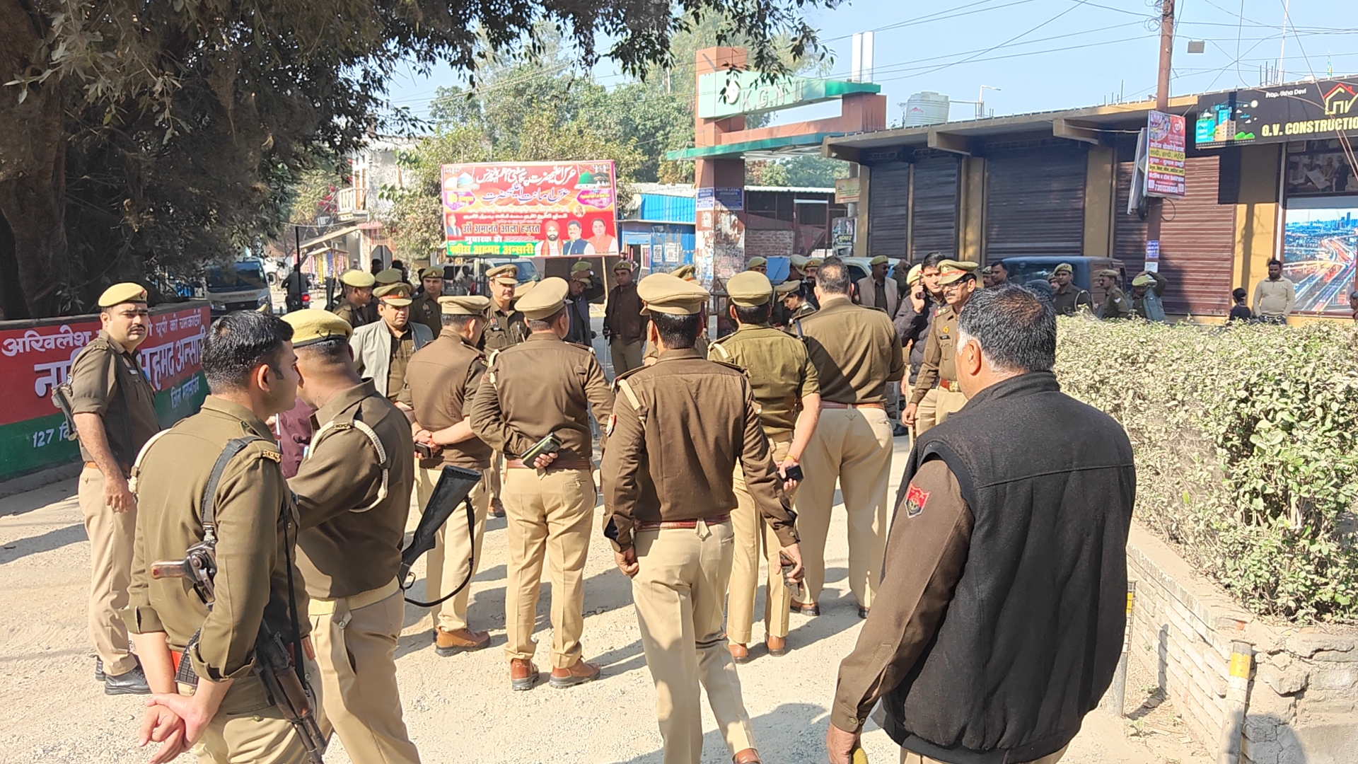 कार्रवाई के दौरान पुलिस.
